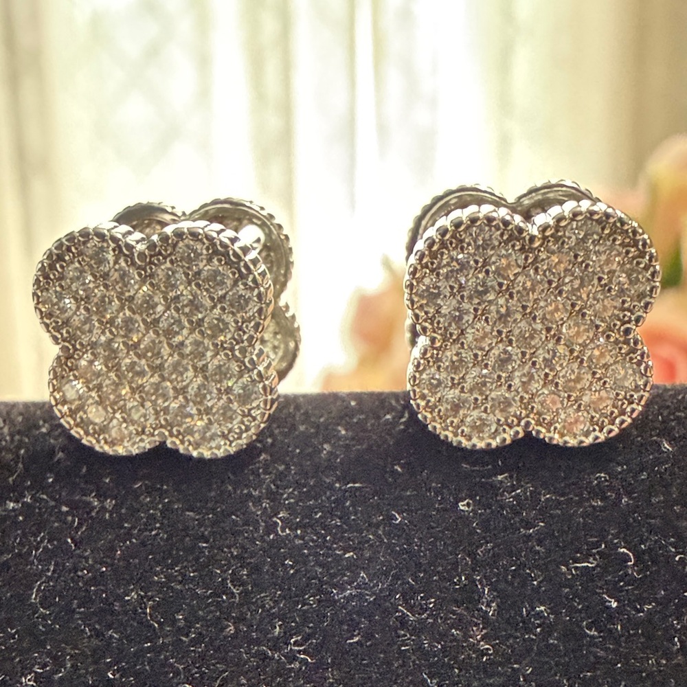Pretty Bird White Gold Plated Sparkle Flower Clover Earrings
